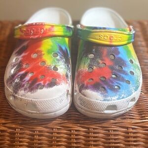 CROCS Tie-Dye “Rainbow” W11-M9